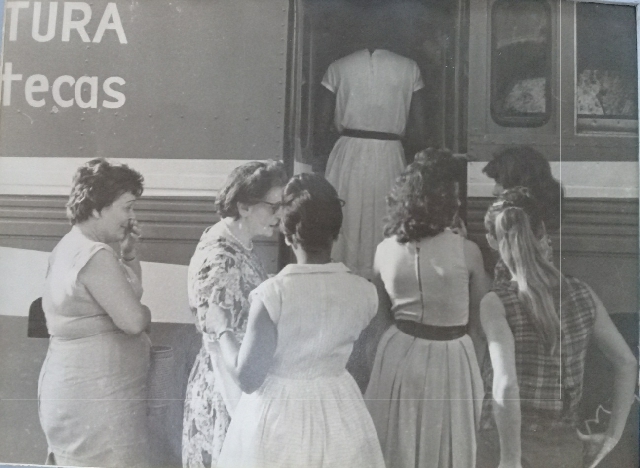 Foto de La doctora María Teresa Freyre de Andrade, directora de la BNJM, controla y participa en la experiencia del bibliobús, junio de 1965. Colección de fotografías BNJM.